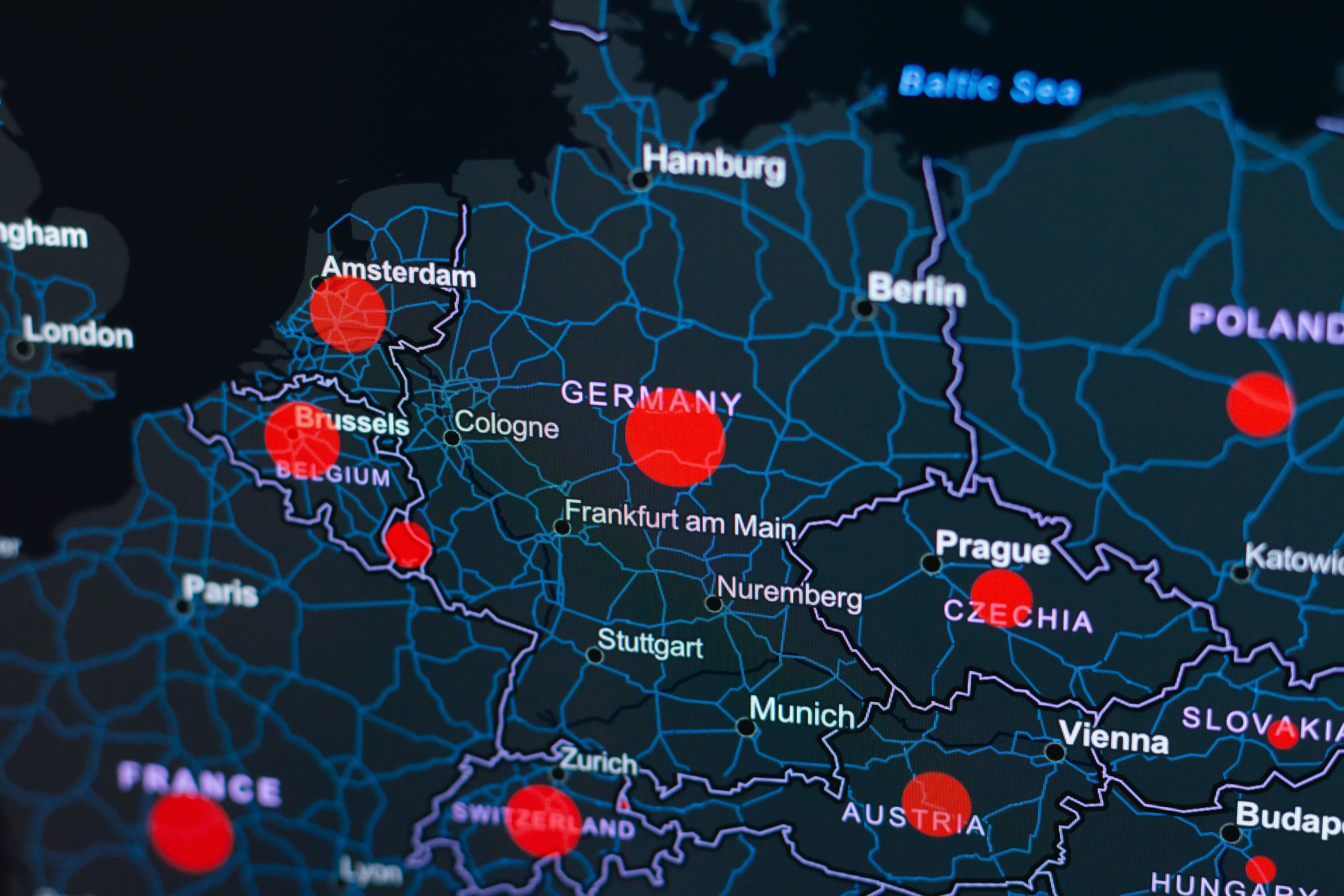 Europeiskt datacenternätverkskarta som visar sammankopplade noder över Tyskland, Frankrike, Nederländerna, Tjeckien, Österrike och omgivande länder — representerar EU-datalagringsplats för GDPR-kompatibel molnhosting